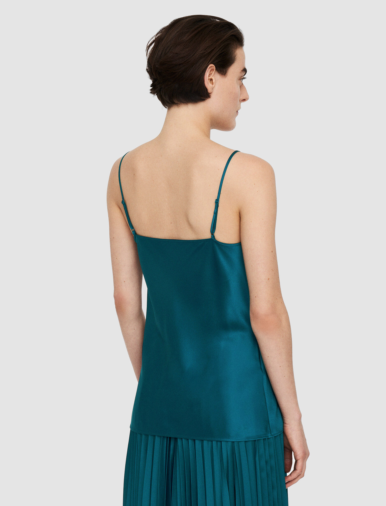 Light and comfortable on the skin, this camisole is rich in colour and has a smooth and seamless finish.